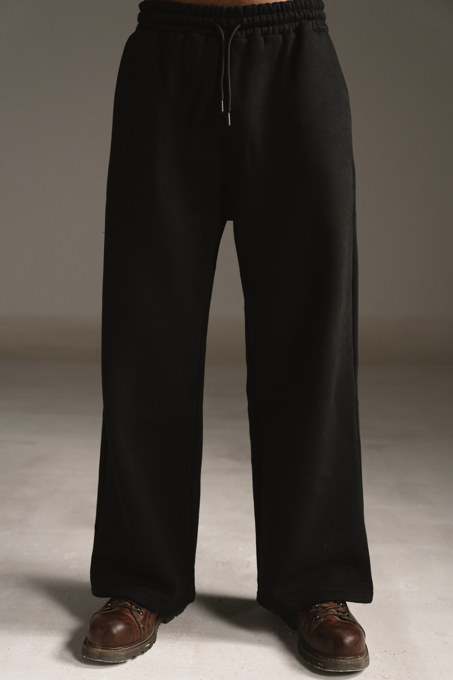 V7 SWEATS - JET BLACK