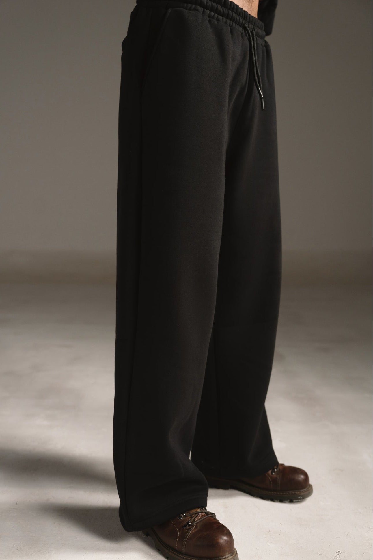 V7 SWEATS - JET BLACK