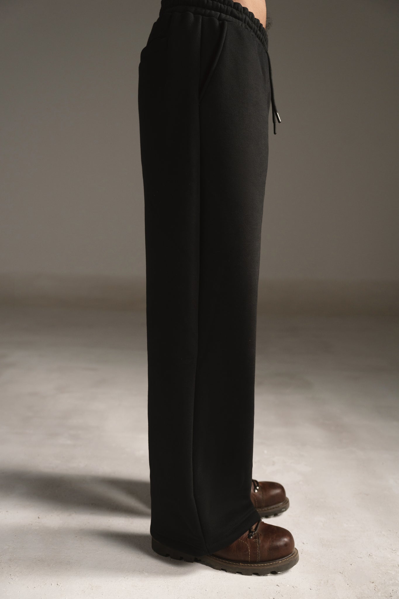 V7 SWEATS - JET BLACK