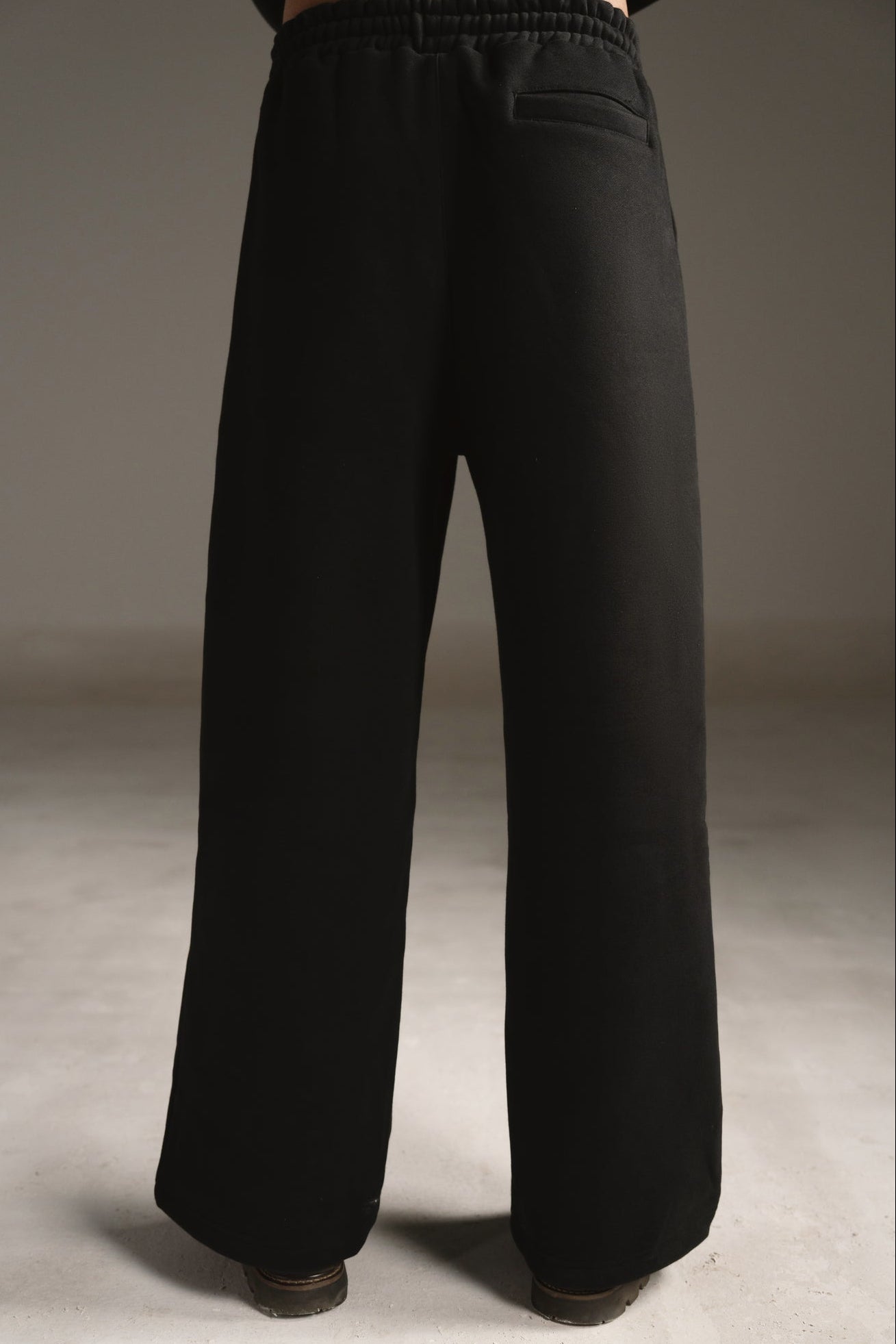 V7 SWEATS - JET BLACK