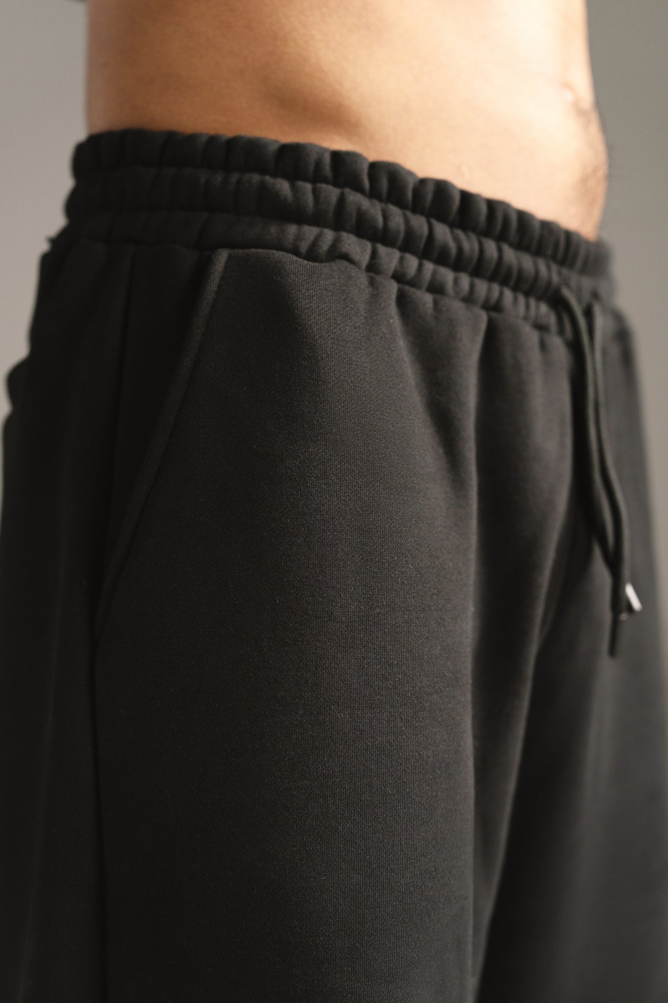 V7 SWEATS - JET BLACK